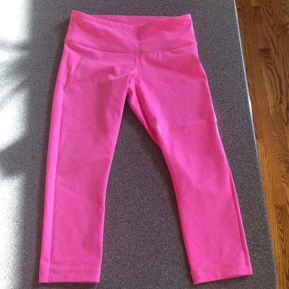 lululemon athletica Pants - Lululemon wunder under crop pants!